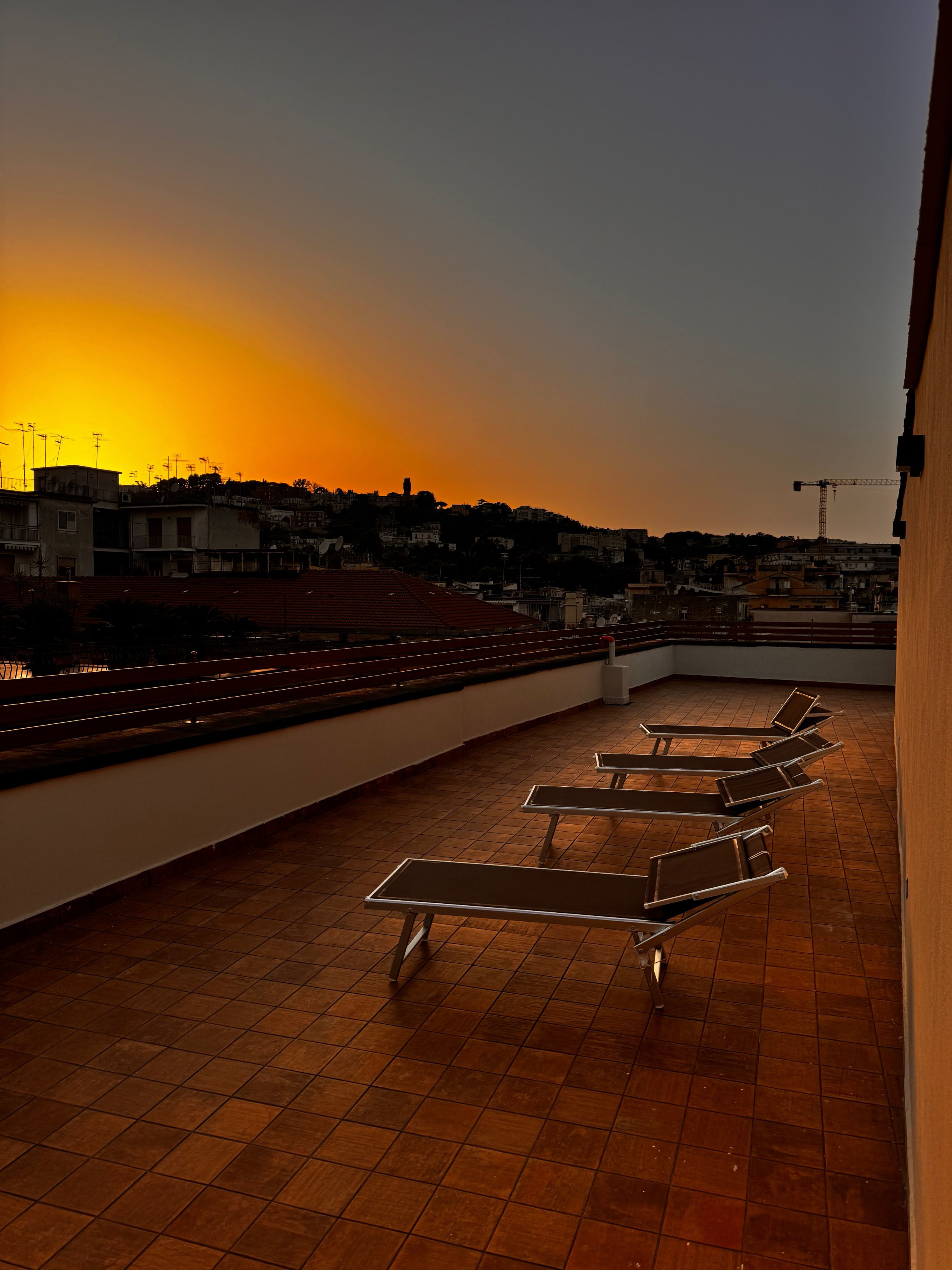 Vista del terrazzo panoramico al tramonto sui tetti di Napoli