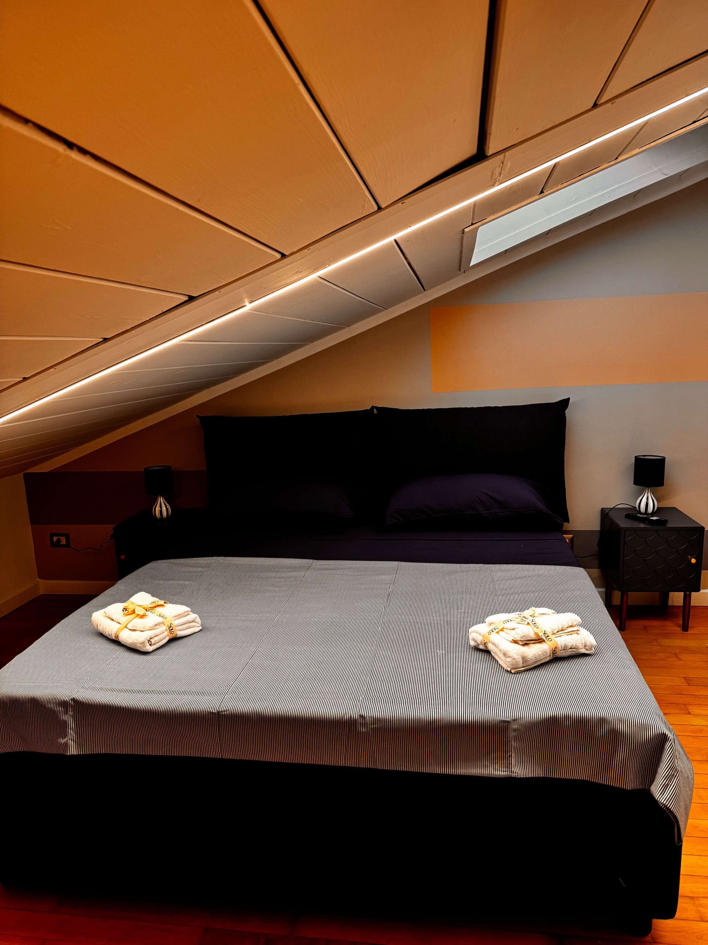 Camera da letto con parete in pietra a vista