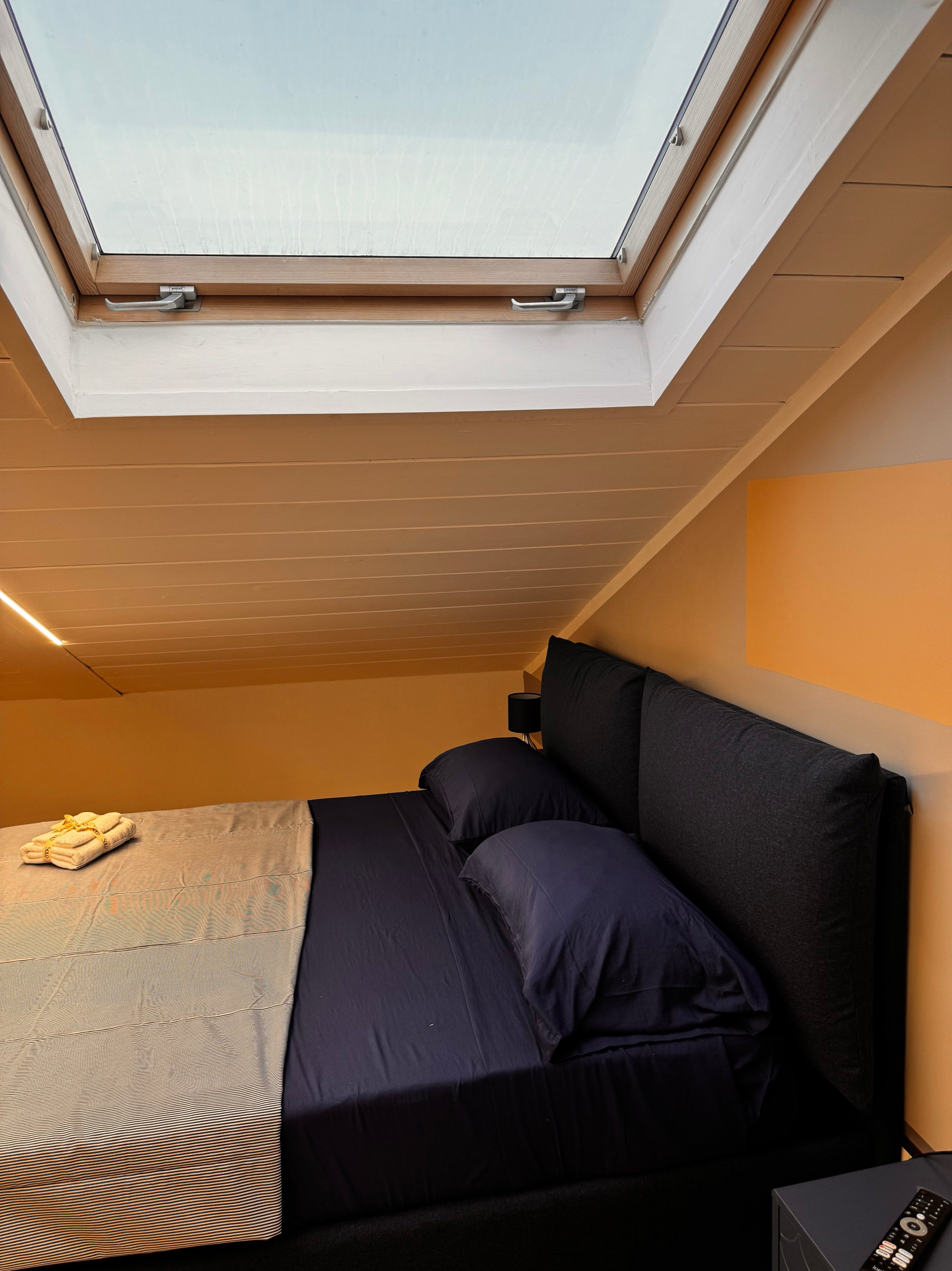 Camera da letto luminosa con dettagli curati